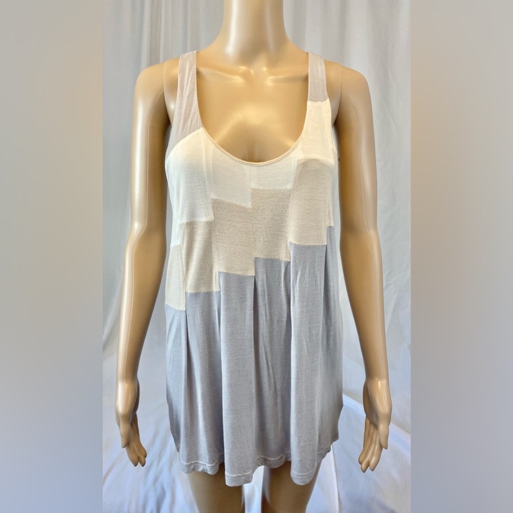Faquette Geometric Chain Tank Top
Size: 3
Fabric: 100% Rayon